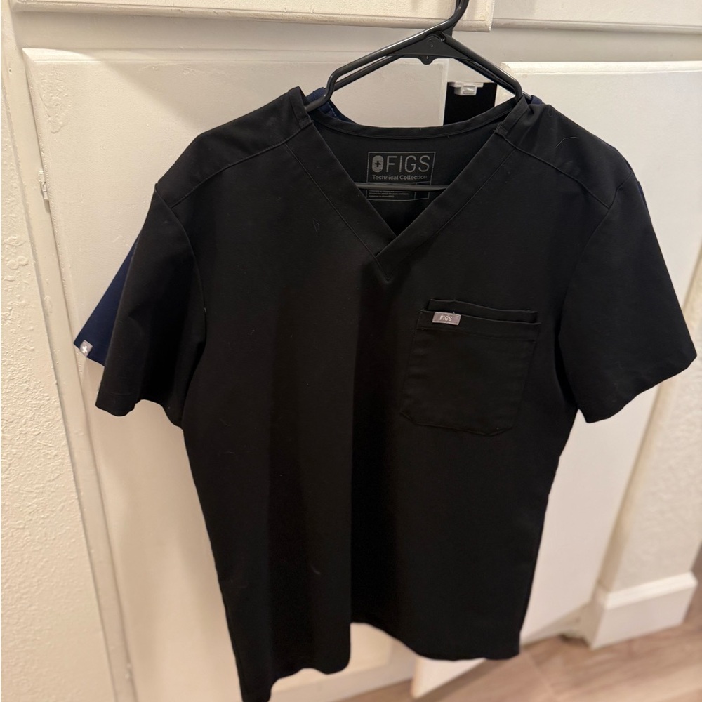 Figs Men's Black Short Sleeve V-Neck Tee